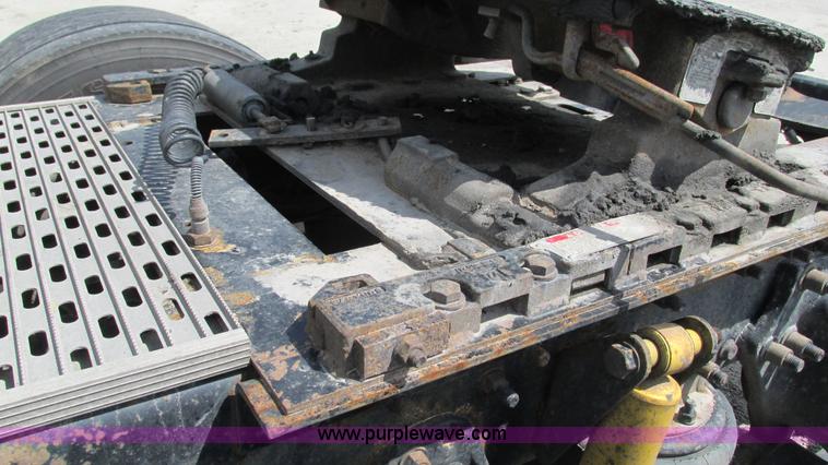 image for item I3045 2005 Freightliner Columbia semi truck