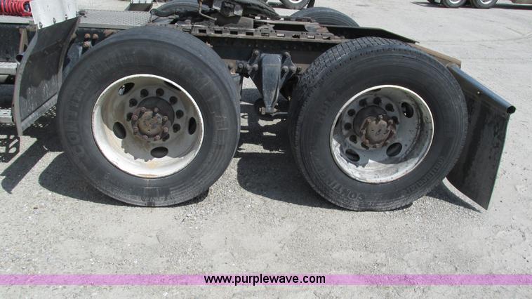 image for item I3045 2005 Freightliner Columbia semi truck