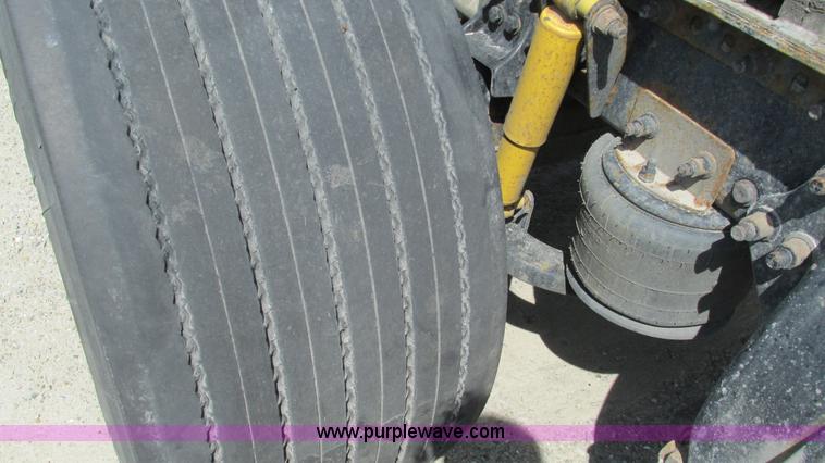 image for item I3045 2005 Freightliner Columbia semi truck