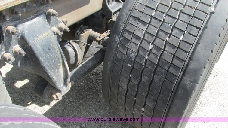 image for item I3045 2005 Freightliner Columbia semi truck