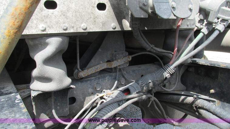 image for item I3045 2005 Freightliner Columbia semi truck