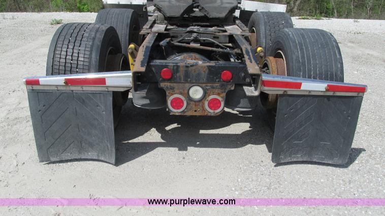 image for item I3045 2005 Freightliner Columbia semi truck