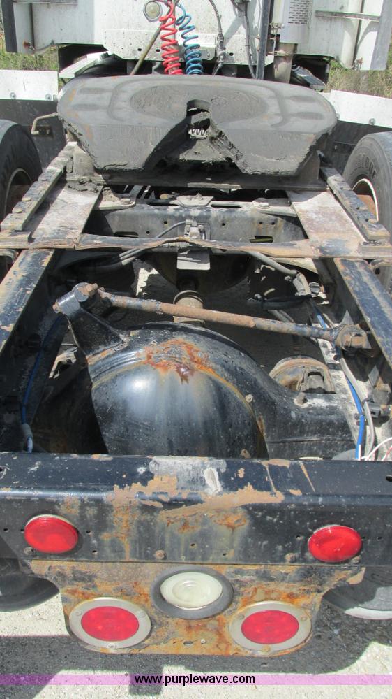 image for item I3045 2005 Freightliner Columbia semi truck