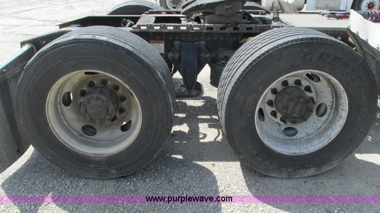 image for item I3045 2005 Freightliner Columbia semi truck