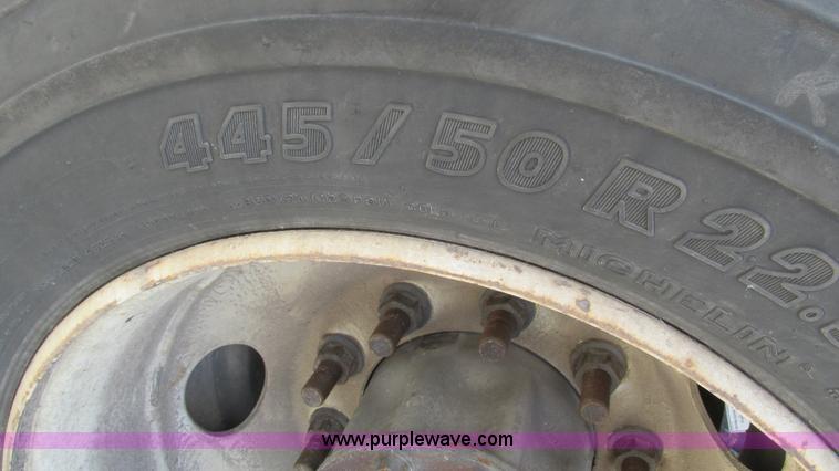 image for item I3045 2005 Freightliner Columbia semi truck