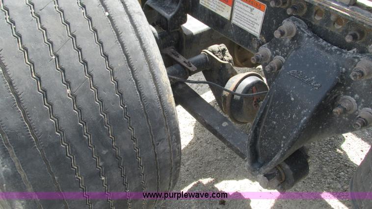 image for item I3045 2005 Freightliner Columbia semi truck