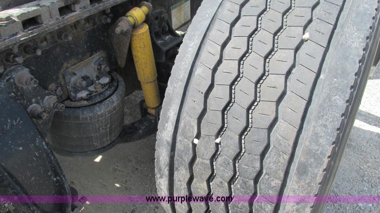 image for item I3045 2005 Freightliner Columbia semi truck