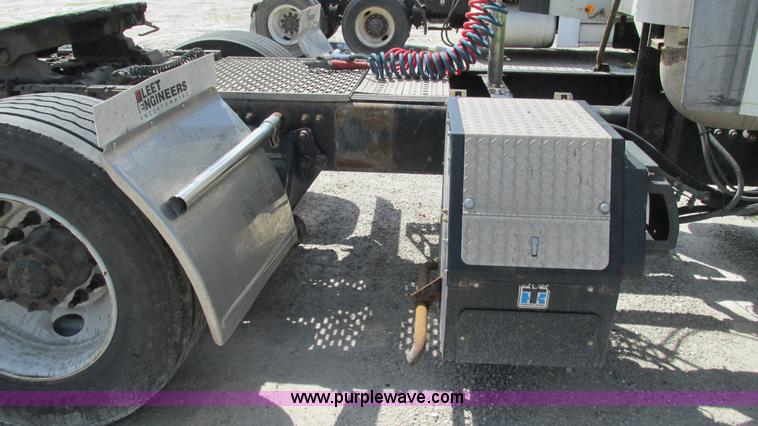 image for item I3045 2005 Freightliner Columbia semi truck