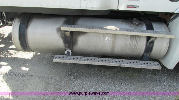 image for item I3045 2005 Freightliner Columbia semi truck