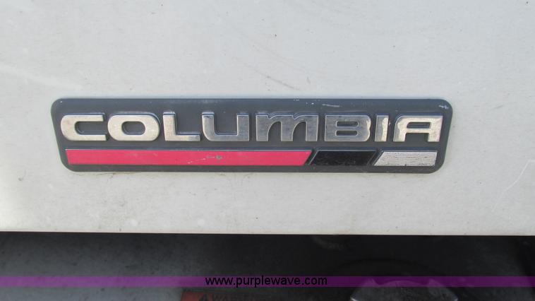 image for item I3045 2005 Freightliner Columbia semi truck