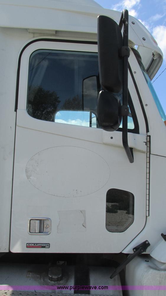 image for item I3045 2005 Freightliner Columbia semi truck