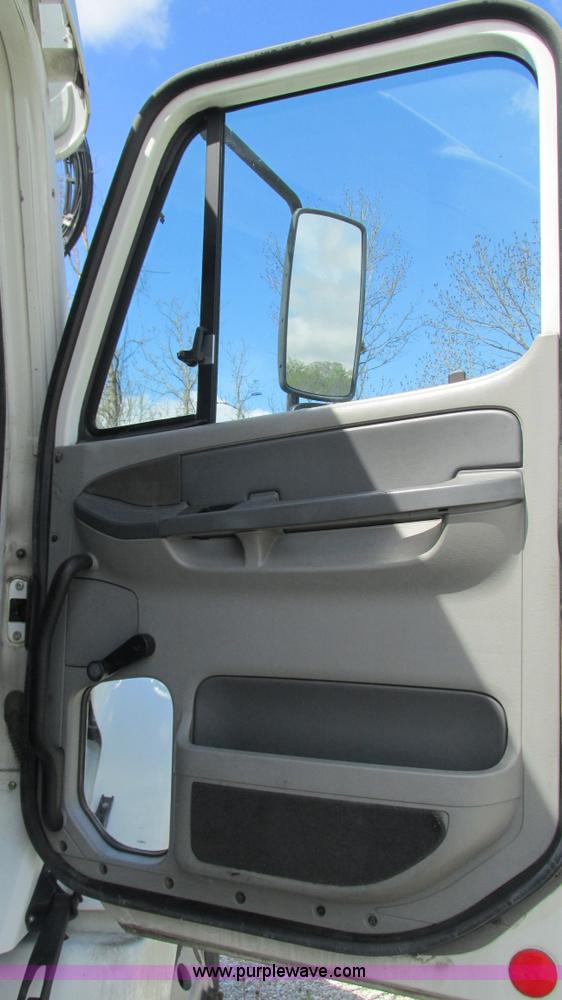 image for item I3045 2005 Freightliner Columbia semi truck