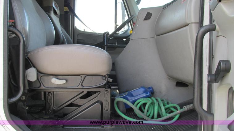 image for item I3045 2005 Freightliner Columbia semi truck