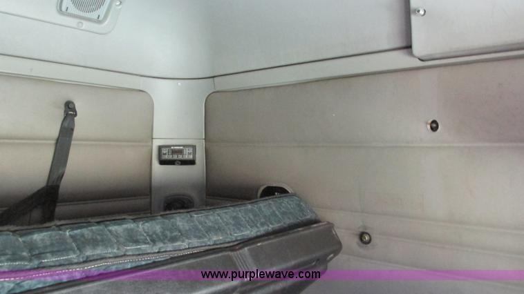 image for item I3045 2005 Freightliner Columbia semi truck