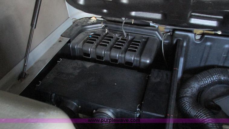 image for item I3045 2005 Freightliner Columbia semi truck