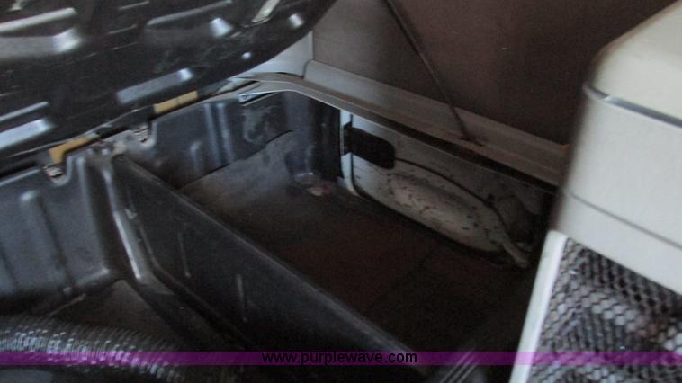 image for item I3045 2005 Freightliner Columbia semi truck