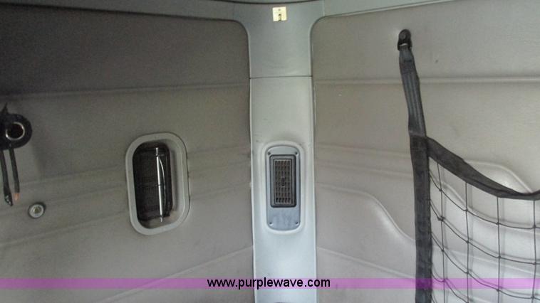 image for item I3045 2005 Freightliner Columbia semi truck