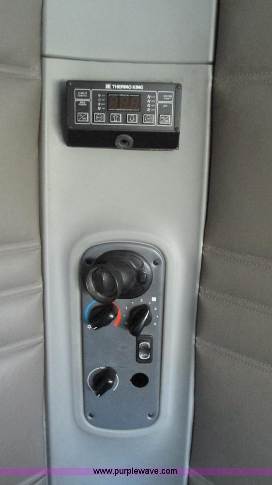 image for item I3045 2005 Freightliner Columbia semi truck