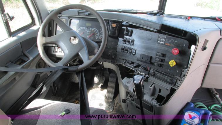 image for item I3045 2005 Freightliner Columbia semi truck