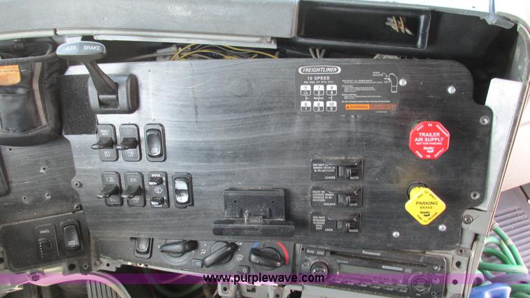 image for item I3045 2005 Freightliner Columbia semi truck