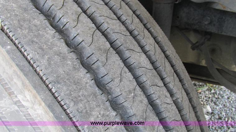 image for item I3045 2005 Freightliner Columbia semi truck