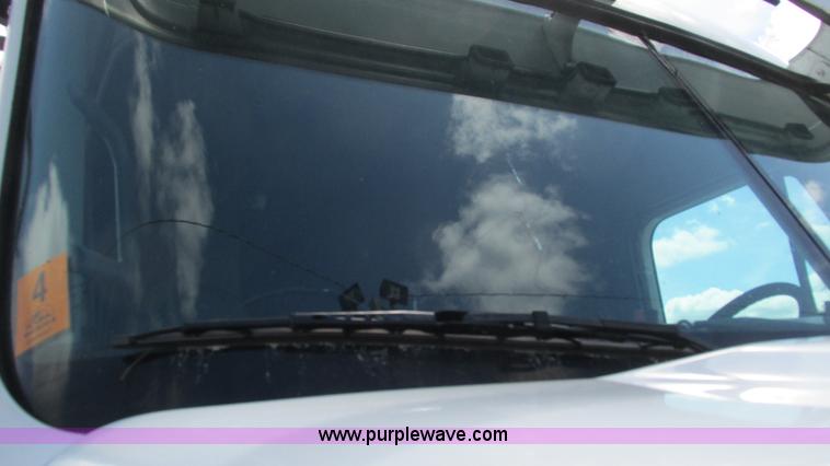 image for item I3045 2005 Freightliner Columbia semi truck