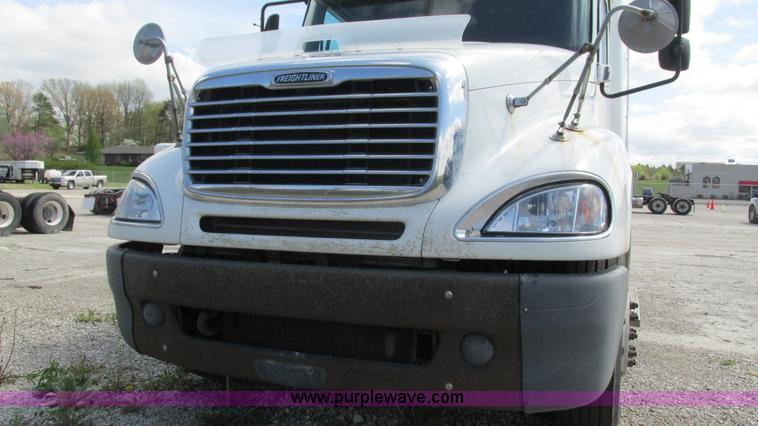 image for item I3045 2005 Freightliner Columbia semi truck