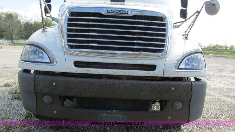 image for item I3045 2005 Freightliner Columbia semi truck