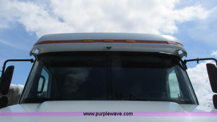 image for item I3045 2005 Freightliner Columbia semi truck