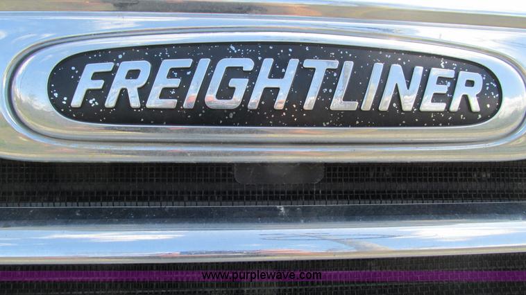 image for item I3045 2005 Freightliner Columbia semi truck