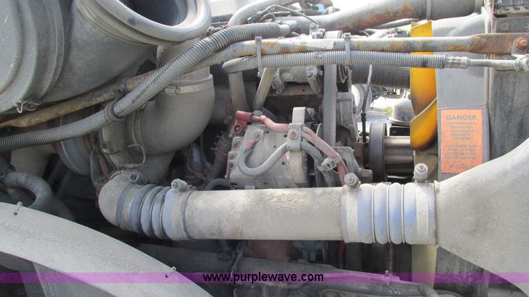 image for item I3045 2005 Freightliner Columbia semi truck