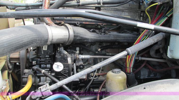 image for item I3045 2005 Freightliner Columbia semi truck