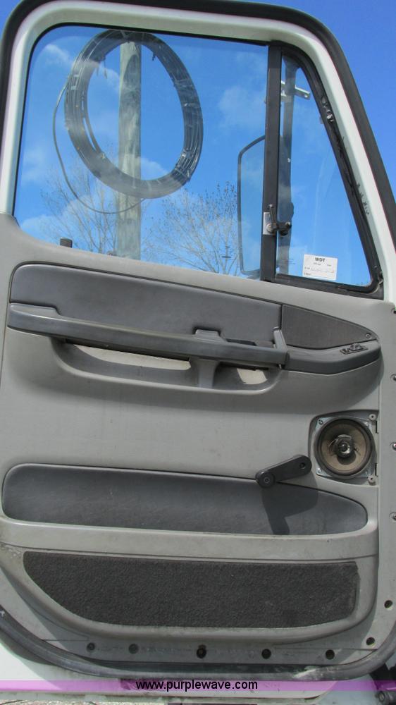 image for item I3045 2005 Freightliner Columbia semi truck