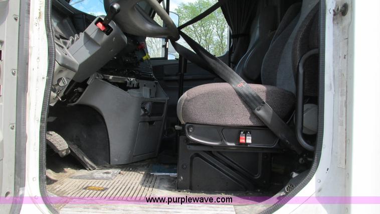 image for item I3045 2005 Freightliner Columbia semi truck