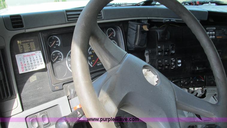 image for item I3045 2005 Freightliner Columbia semi truck