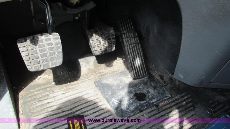 image for item I3045 2005 Freightliner Columbia semi truck