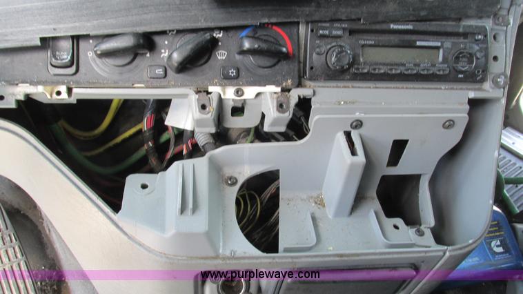 image for item I3045 2005 Freightliner Columbia semi truck