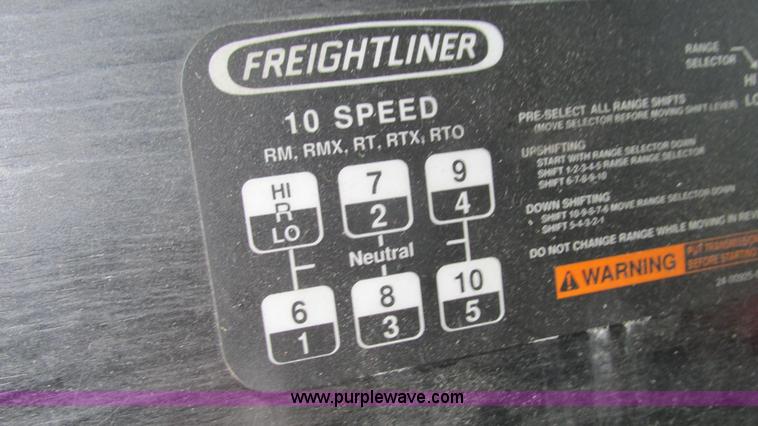 image for item I3045 2005 Freightliner Columbia semi truck