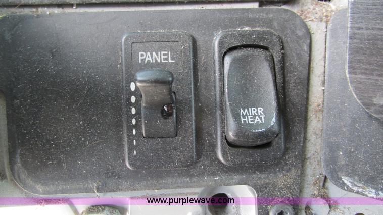 image for item I3045 2005 Freightliner Columbia semi truck