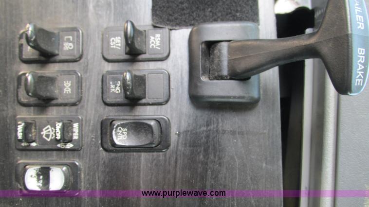 image for item I3045 2005 Freightliner Columbia semi truck