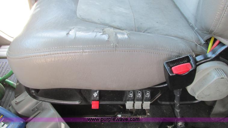 image for item I3045 2005 Freightliner Columbia semi truck