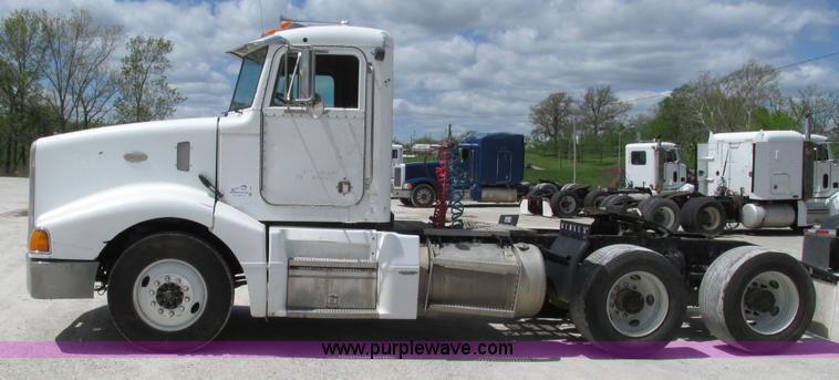 image for item I3046 1999 Peterbilt 377 semi truck