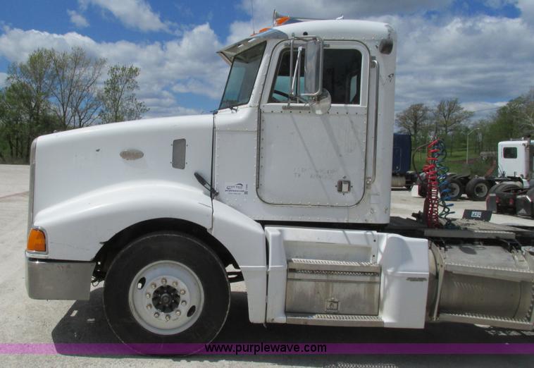 image for item I3046 1999 Peterbilt 377 semi truck