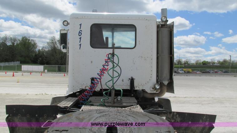 image for item I3046 1999 Peterbilt 377 semi truck