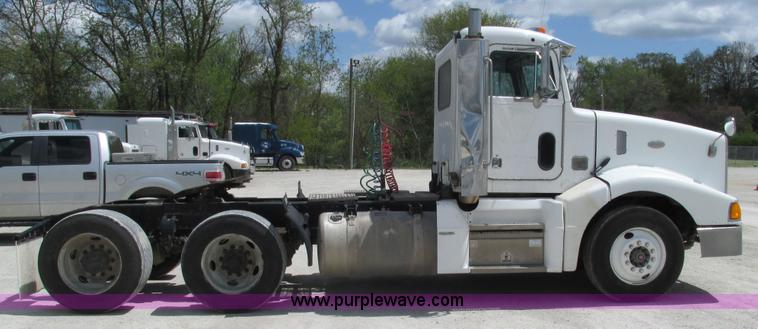 image for item I3046 1999 Peterbilt 377 semi truck