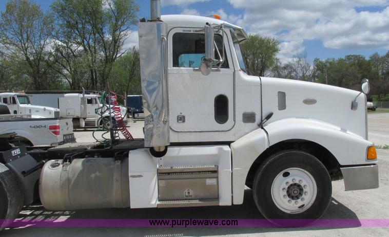 image for item I3046 1999 Peterbilt 377 semi truck