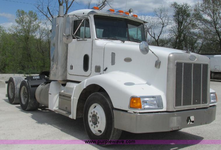 image for item I3046 1999 Peterbilt 377 semi truck