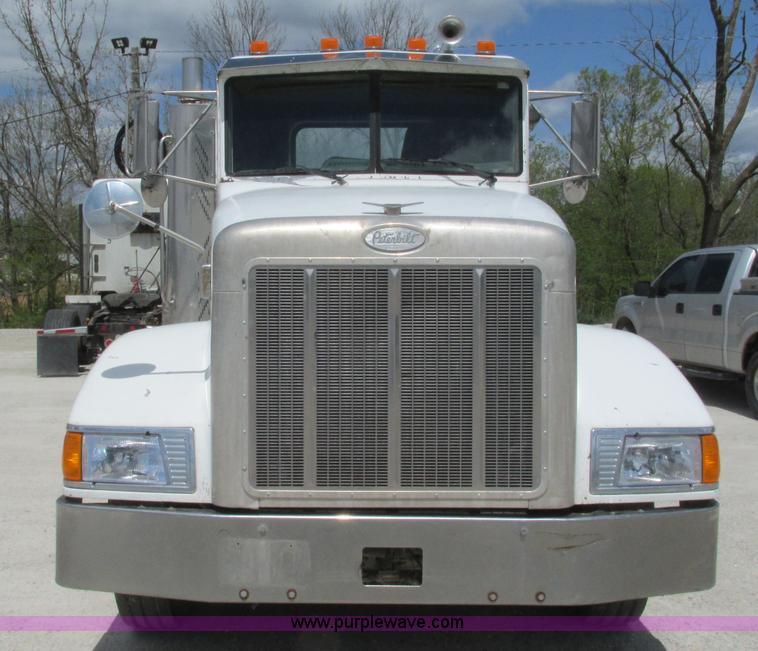 image for item I3046 1999 Peterbilt 377 semi truck