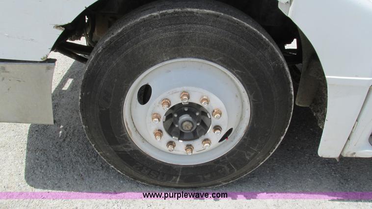 image for item I3046 1999 Peterbilt 377 semi truck