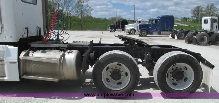 image for item I3046 1999 Peterbilt 377 semi truck